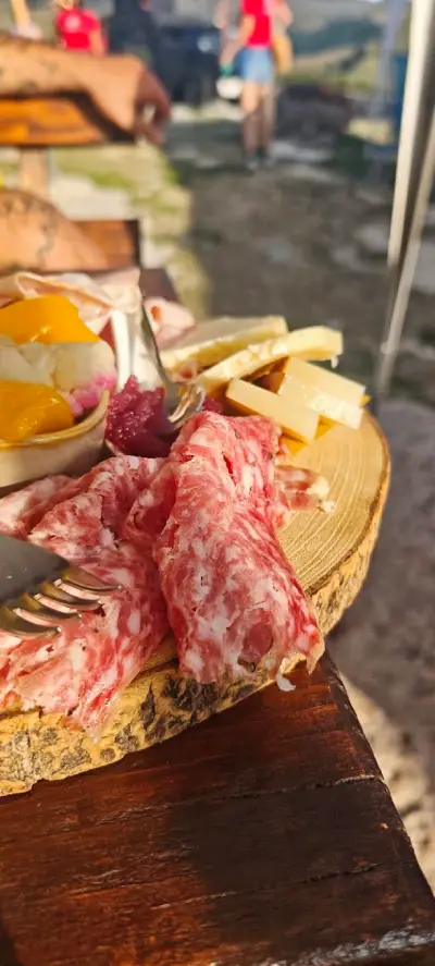Weekend in Lessinia con il cane: malghe, sentieri e posti da scoprire 3 aperitivo-malga-cime-lessinia-cane